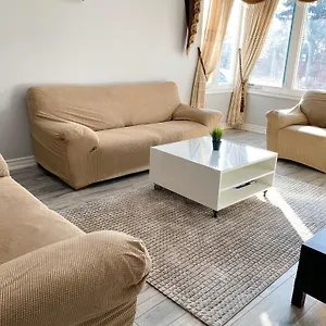 Spacious Mbr Near Kennedy Subway & Go Toronto